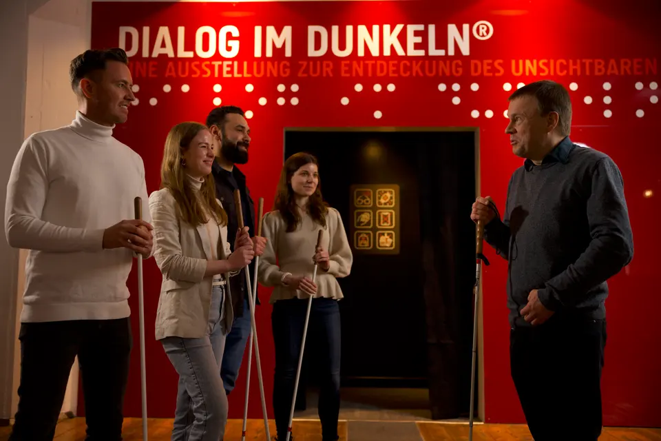DID Gruppe steht mit dem Guide vor der Ausstellung.jpeg